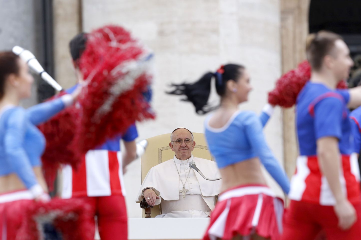 American Circuse trupp paavst Franciscusele esinemas.