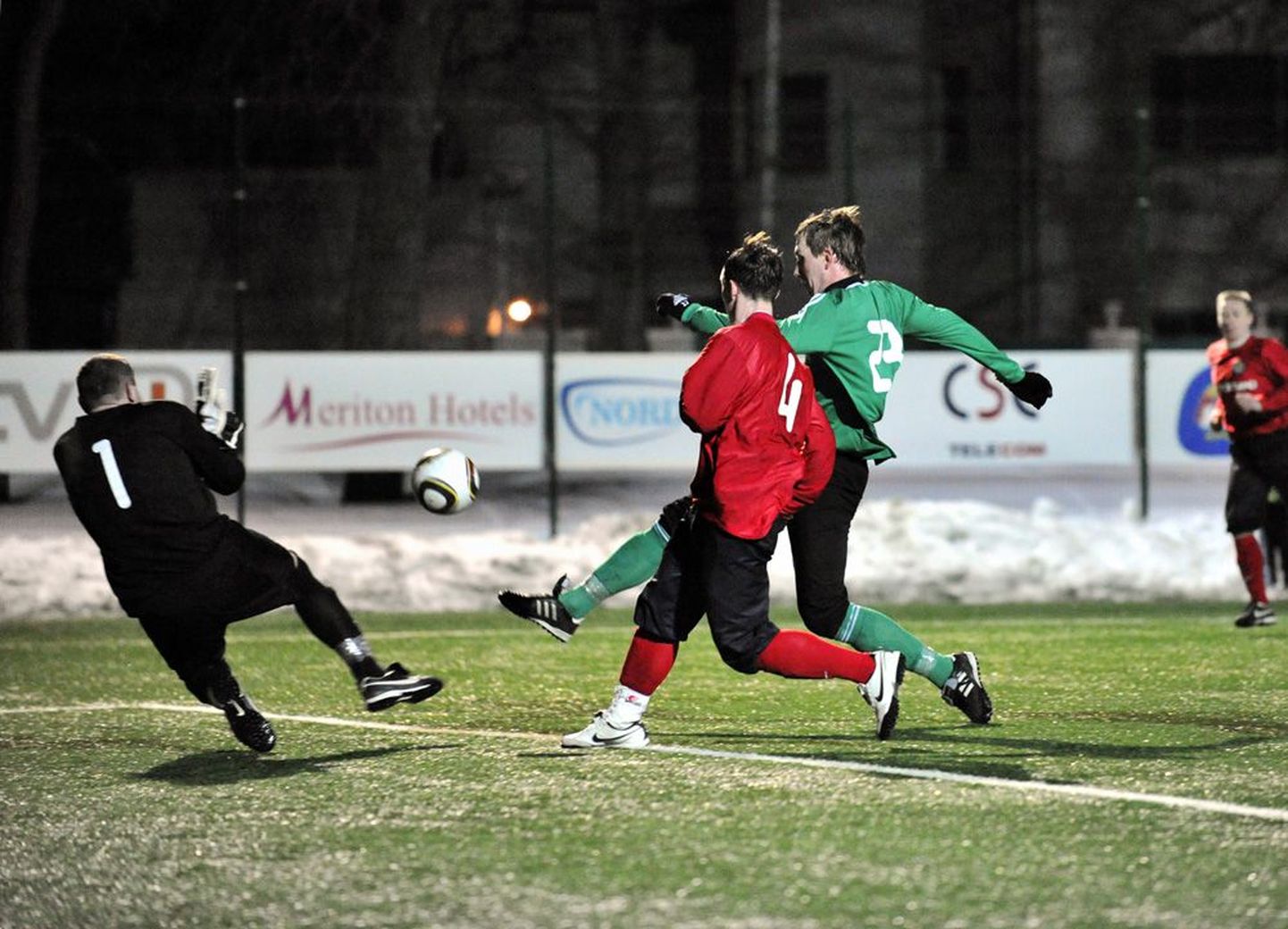 Tarmo Neemelo (rohelises) hoolitses 3:0 võidumängus Narva Transi üle Levadia kahe esimese värava eest.