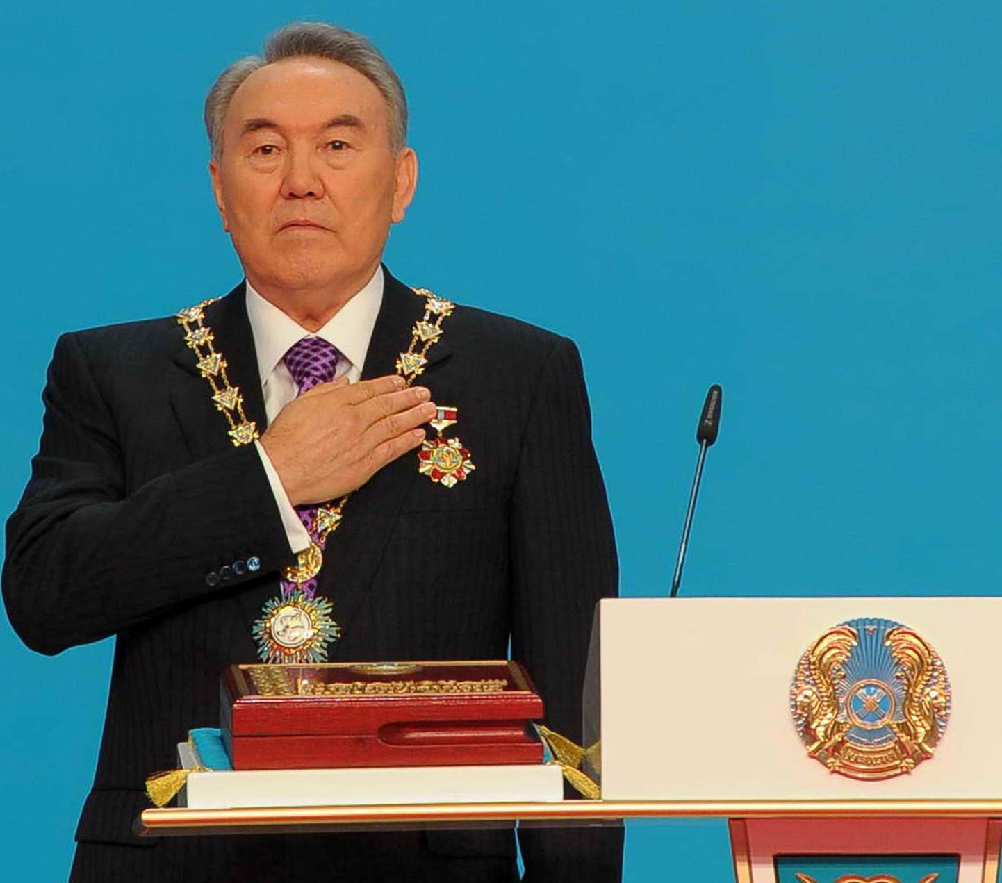 Нурсултан Назарбаев приносит клятву верности после очередной победы на президентских выборах.