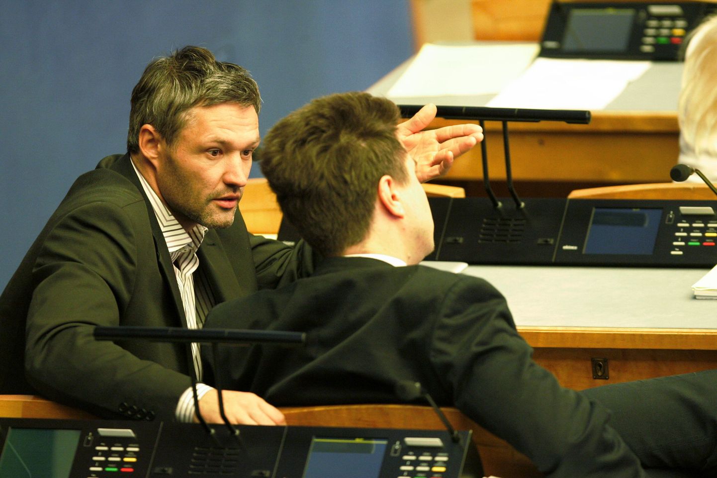 Эрик Ноол (слева) на заседании в парламенте.