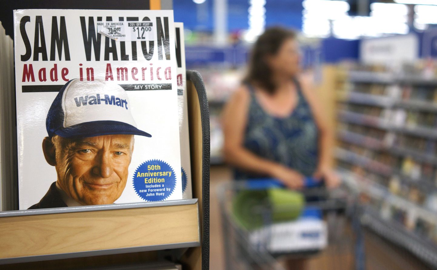 Jaekaubandusketi Wal-Mart asutaja Sam Waltoni elulooraamat müügil tema asutatud keti poes Bentonville’is, Arkansase osariigis, kuhu Walton on ka maetud.