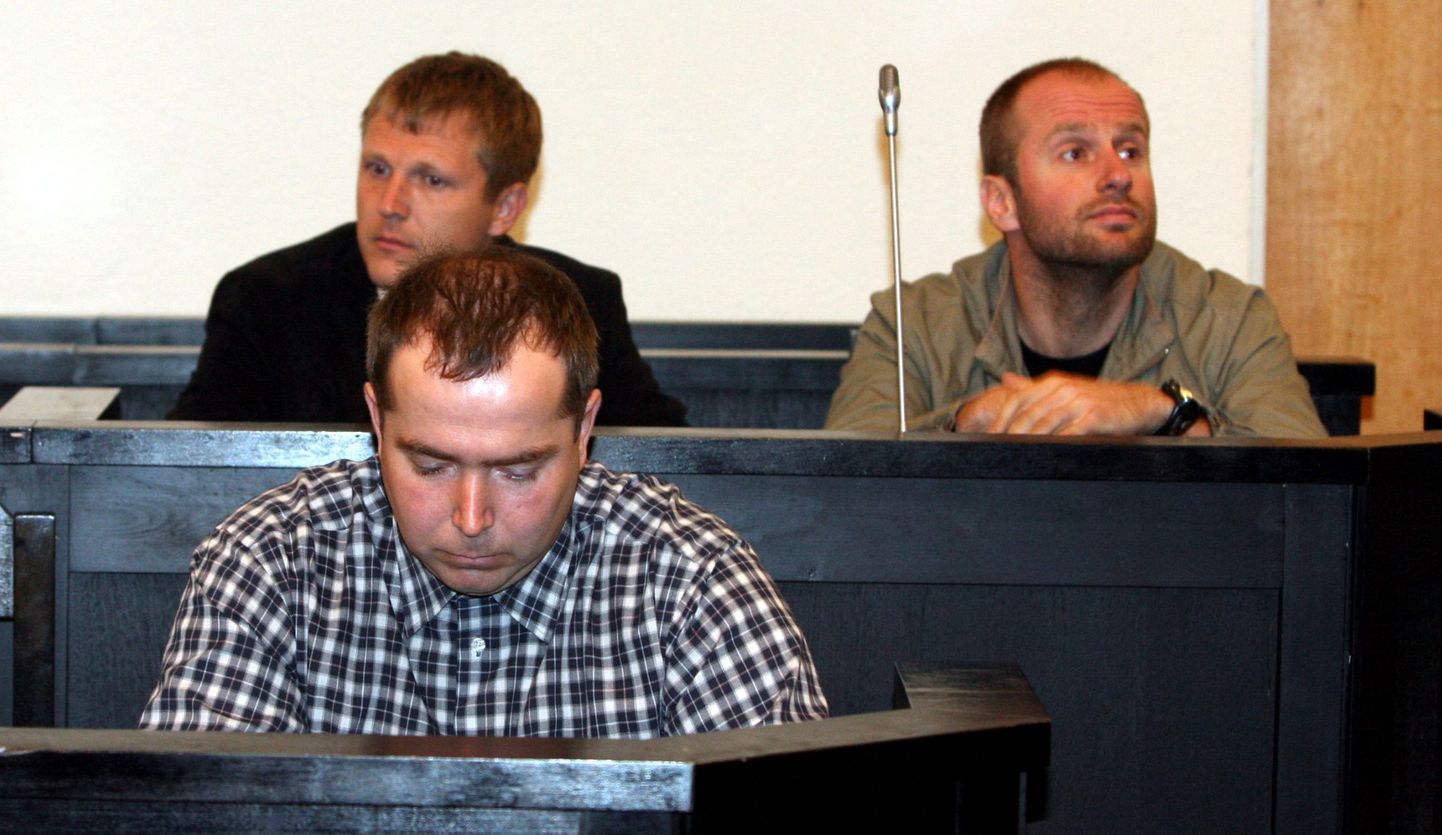 Murru vangla eksjuhtide süüasi lõppes riigikohtus Gunnar Bergvaldi (paremal taga) ja Raivo Põdra (ees) õigeksmõistva otsusega.