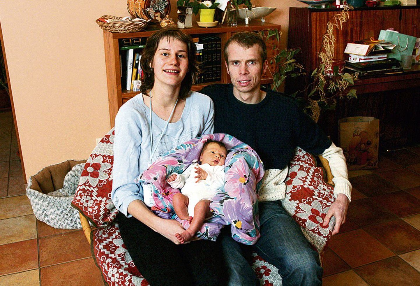 Veel üks loendatav: Eesti rahvaloendusel olulist rolli mängiv Belgiast pärit Koen Dossche ja tema elukaaslane Ave Leidmaa oma poole kuu 
vanuse tütrega.