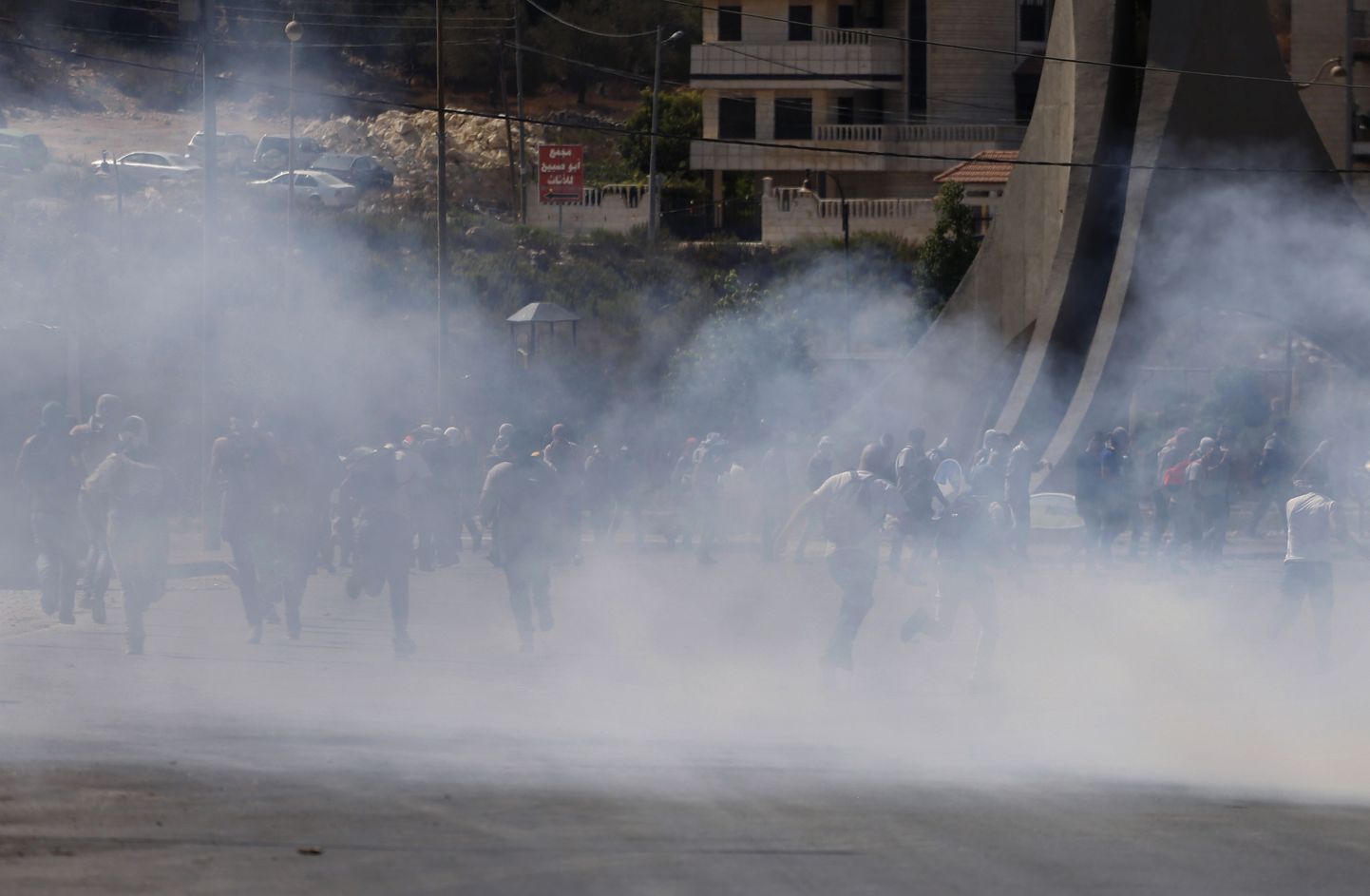 Palestiina demonstrandid põgenemas Iisraeli sõjaväe pisargaasi rünnaku eest.