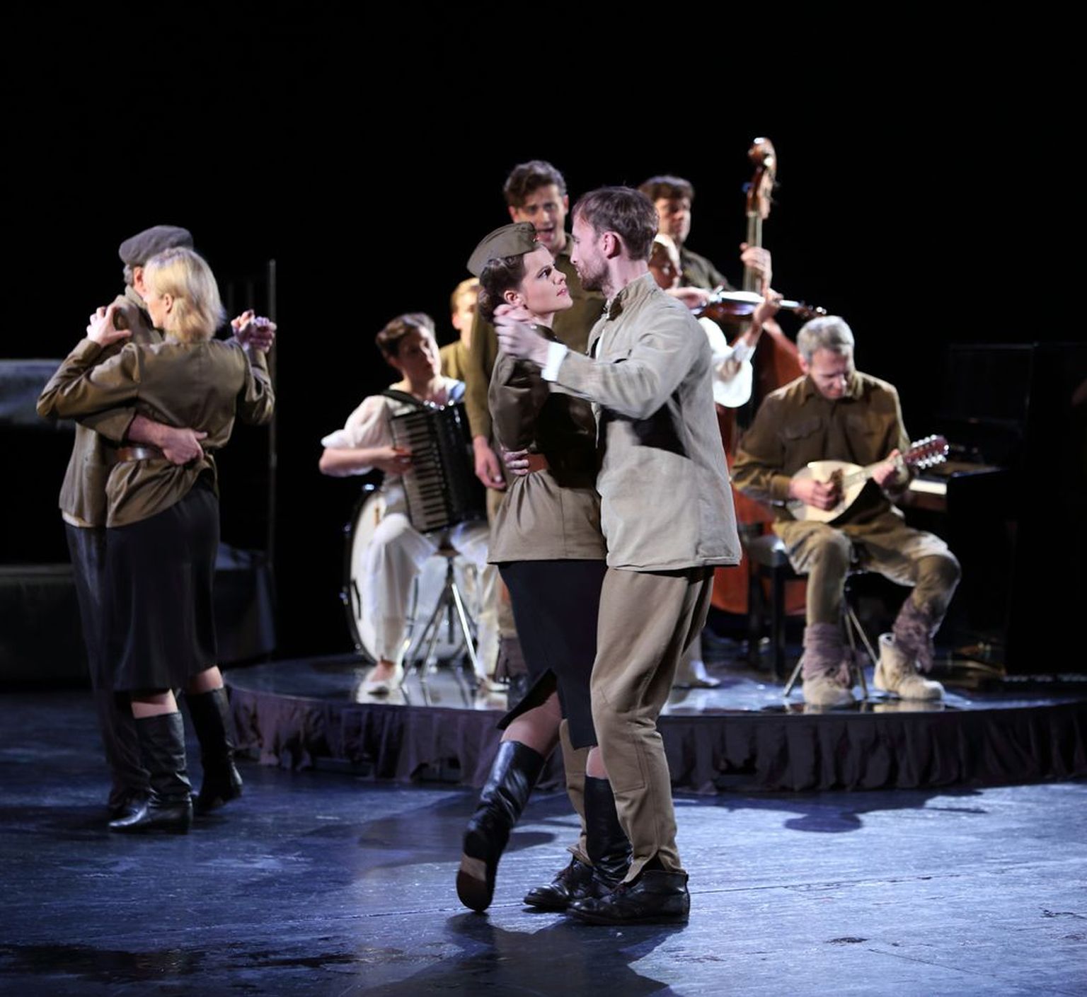 1944, Eesti korpuse orkester Leningradis. Raimond (Märt Avandi) on palunud Niina (Harriet Toompere) tantsule.