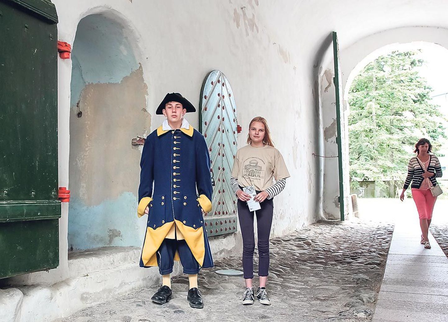 Aleksander Vunk ja Luise Kompus on kaks viieteistkümnest Pärnu muuseumi õpilasmalevlasest, kes peavad Tallinna väravas vahti.
