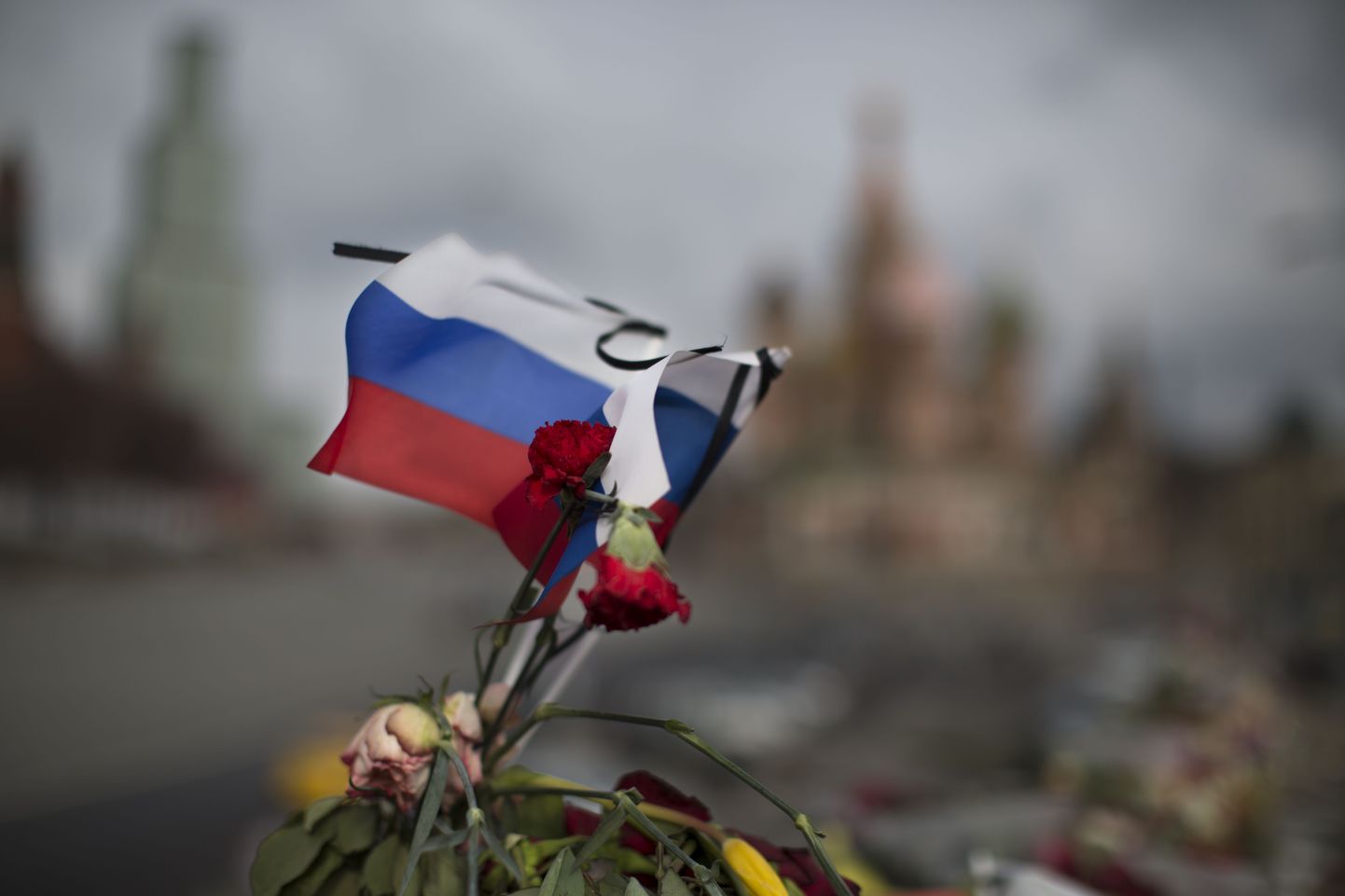 Vene lipp ja lilled Boriss Nemtsovi mõrvapaigas.