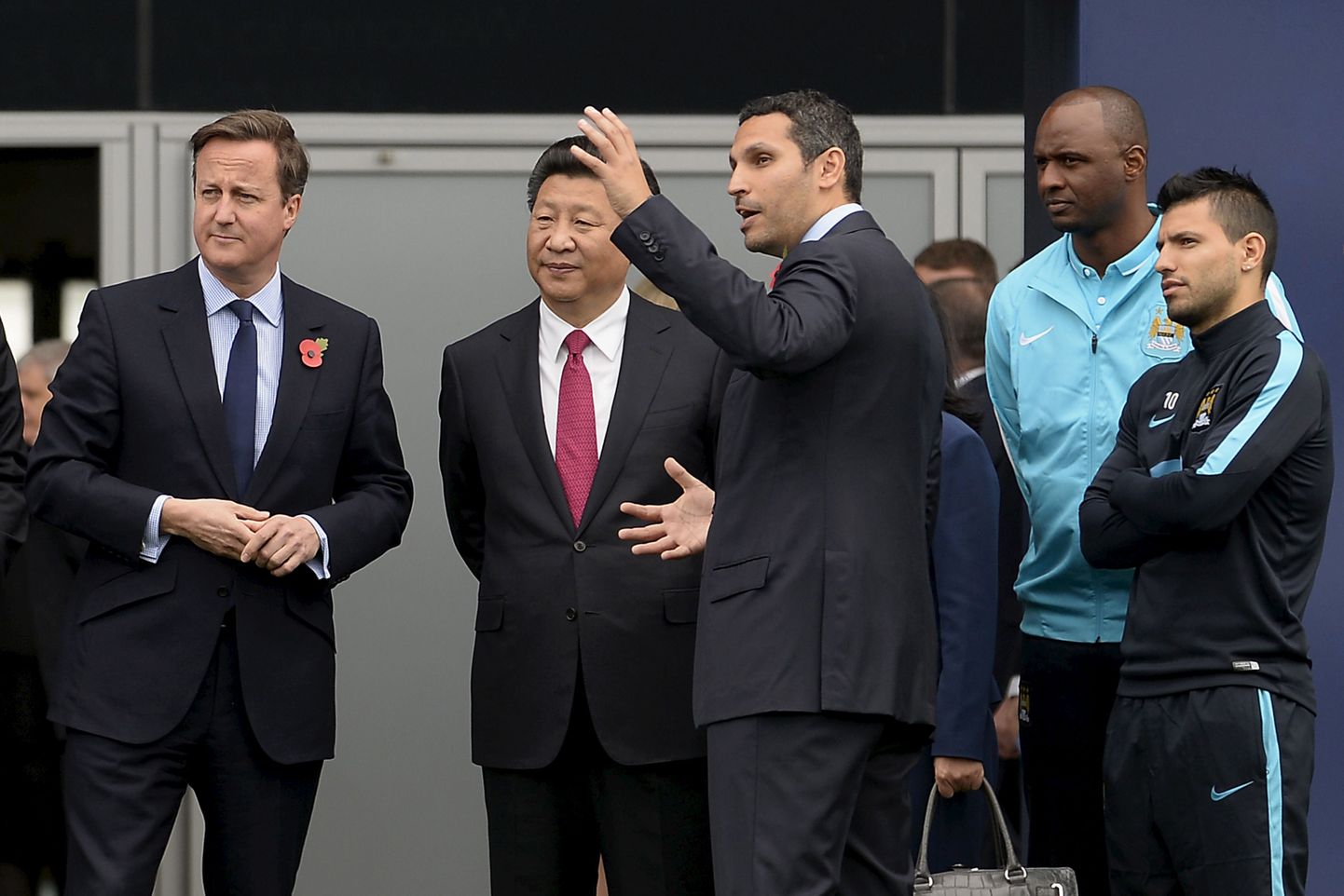 Suurbritannia peaminister David Cameron (vasakul) ja Hiina president Xi Jinping (vasakult teine) Manchester City treeningkeskuses.