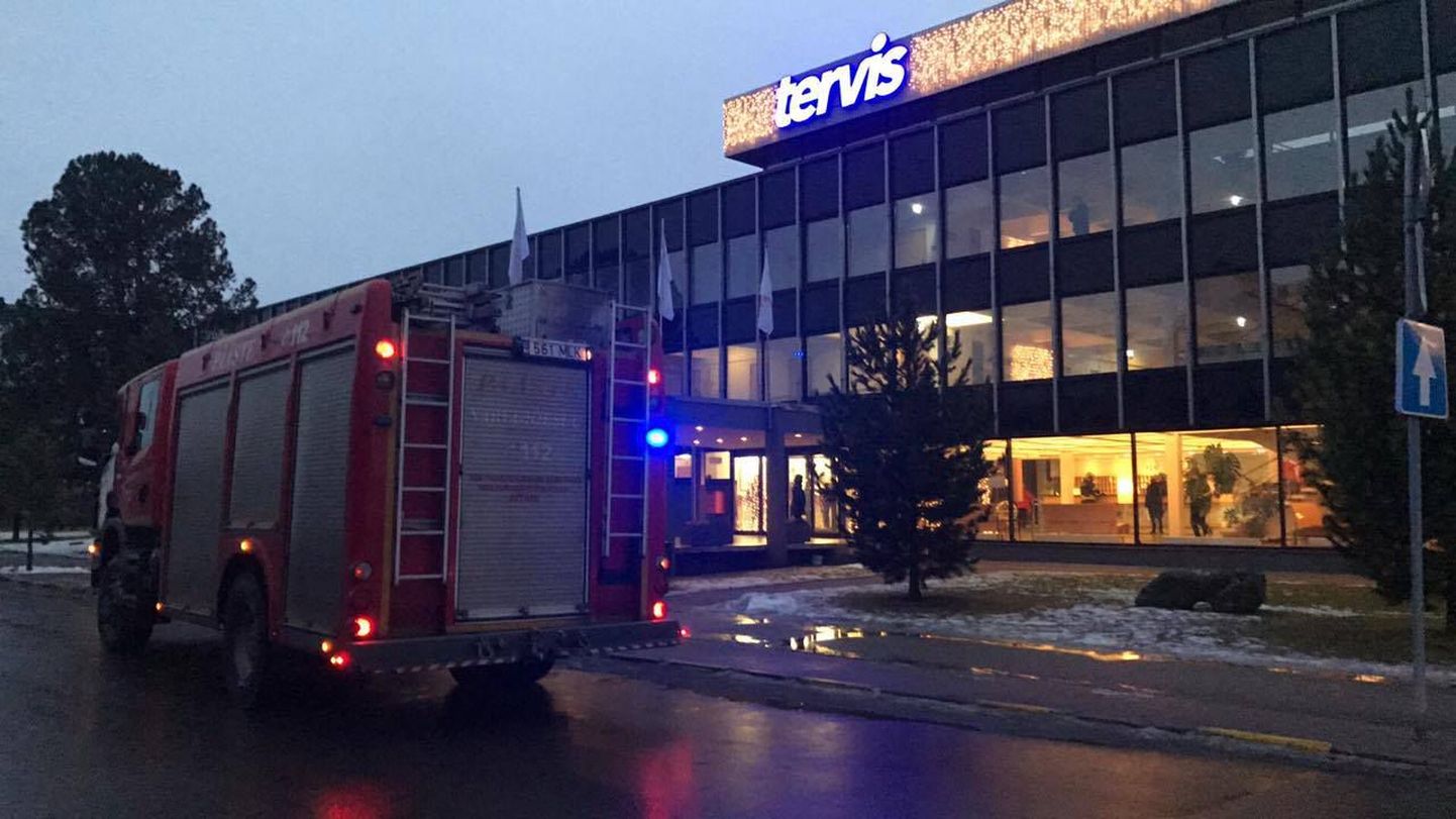Häirekeskus sai täna kell 17.31 teate, et Pärnus Tervise sanatooriumis põlevad administraatori leti juures elektrijuhtmed.