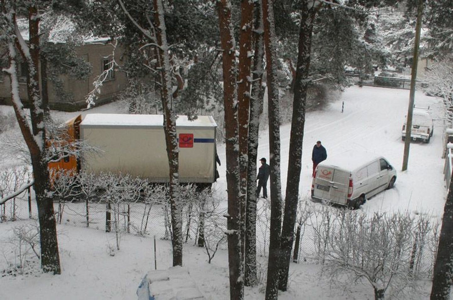 Eesti Posti lumme jäänud väikebuss.