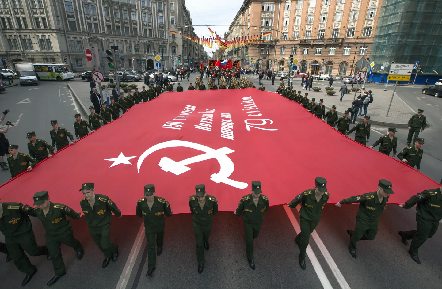 Sõjakooli kadetid eile Peterburis hiiglasliku koopiaga punalipust, mis Punaarmee tõmbas 30. aprillil 1945 Reichstagi otsa.
