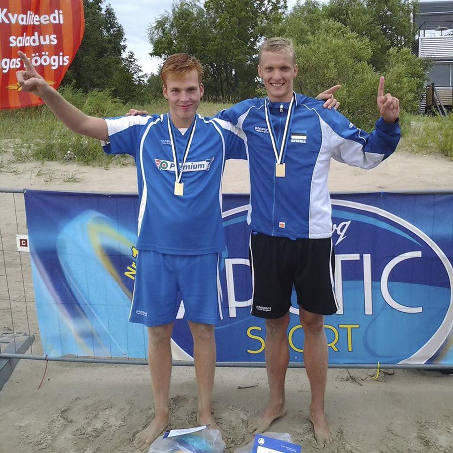 Viljandlane Silver Maar (vasakul) ja Põltsamaalt pärit Mart Toom tulid noorte rannavolle Eesti meistrivõistlustel U-18 klassis võitjaks.