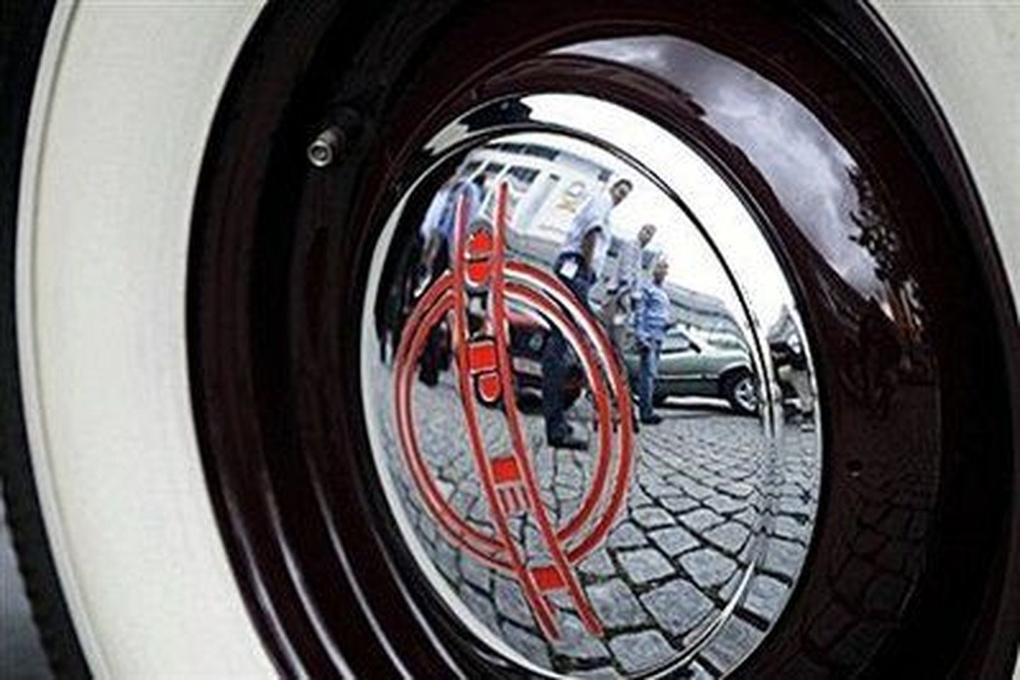 Opeli töötajate peegeldus vana Opel Admirali ilukilbil.