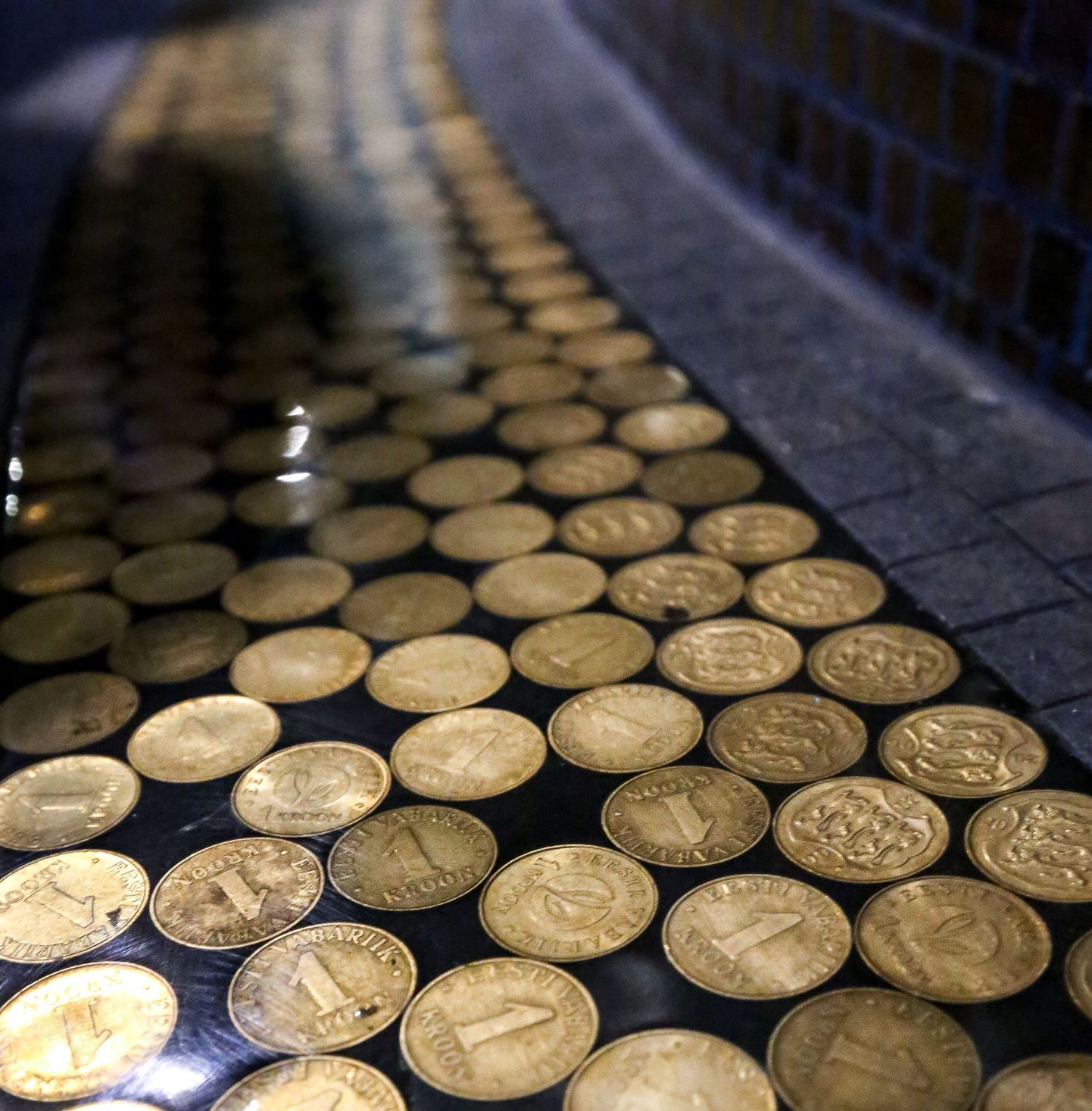 Tervise Paradiisis tõmbab tähelepanu ümber Jaapani vanni Eesti ühekroonistest müntidest laotud õnnemündisõõr.