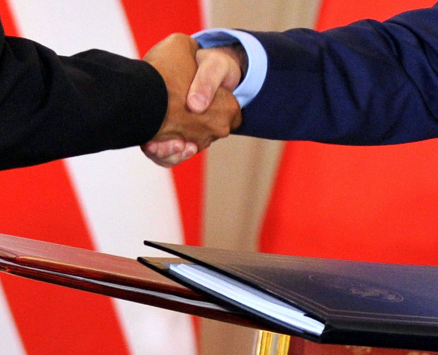 Руки Барака Обамы и Дмитрия Медведева. Снимок иллюстративый.