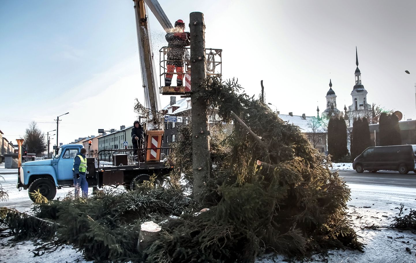 Täna võtsid osaühingu Euro Cactus töömehed Pärnu Keskväljakult maha linna tänavuse jõulukuuse.