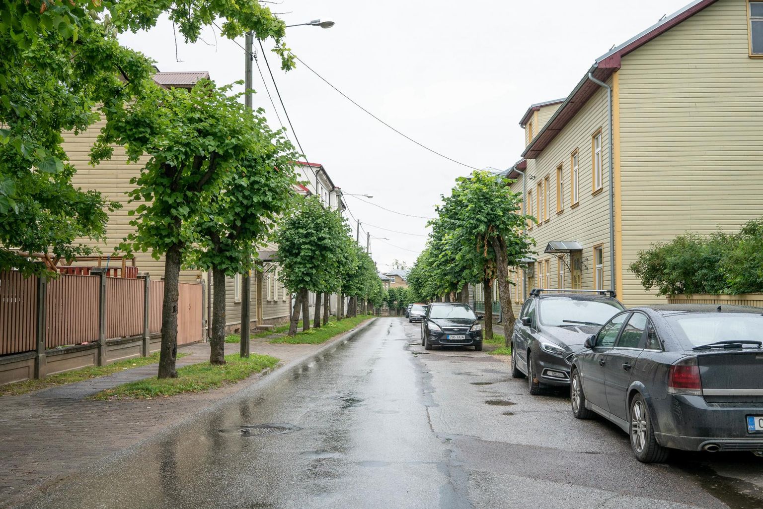 Ka kitsas ja vähese liiklusega Tolstoi tänav muutub nädalavahetustel kohaks, kus mõni uljas autojuht teeb kiiruskatseid.