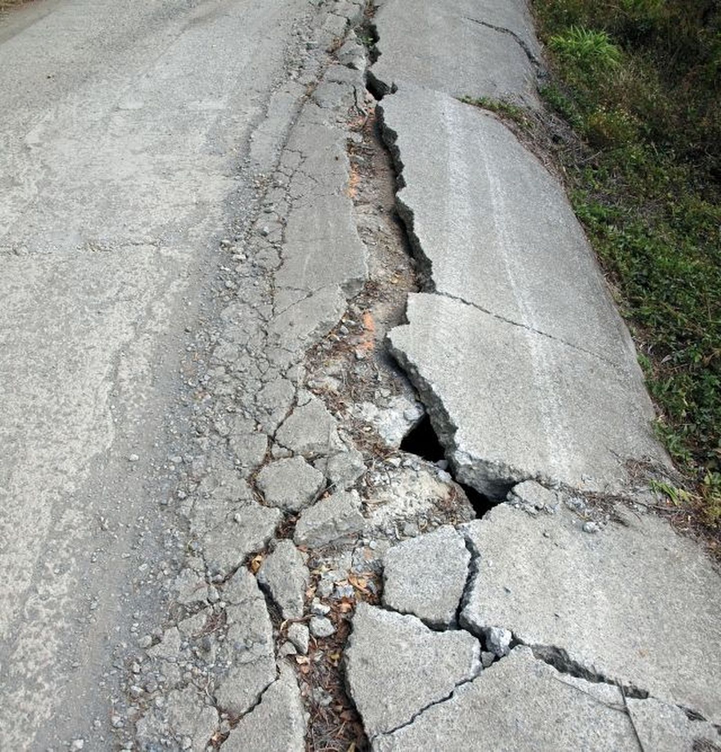 Maavärinas purunenud asfalttee