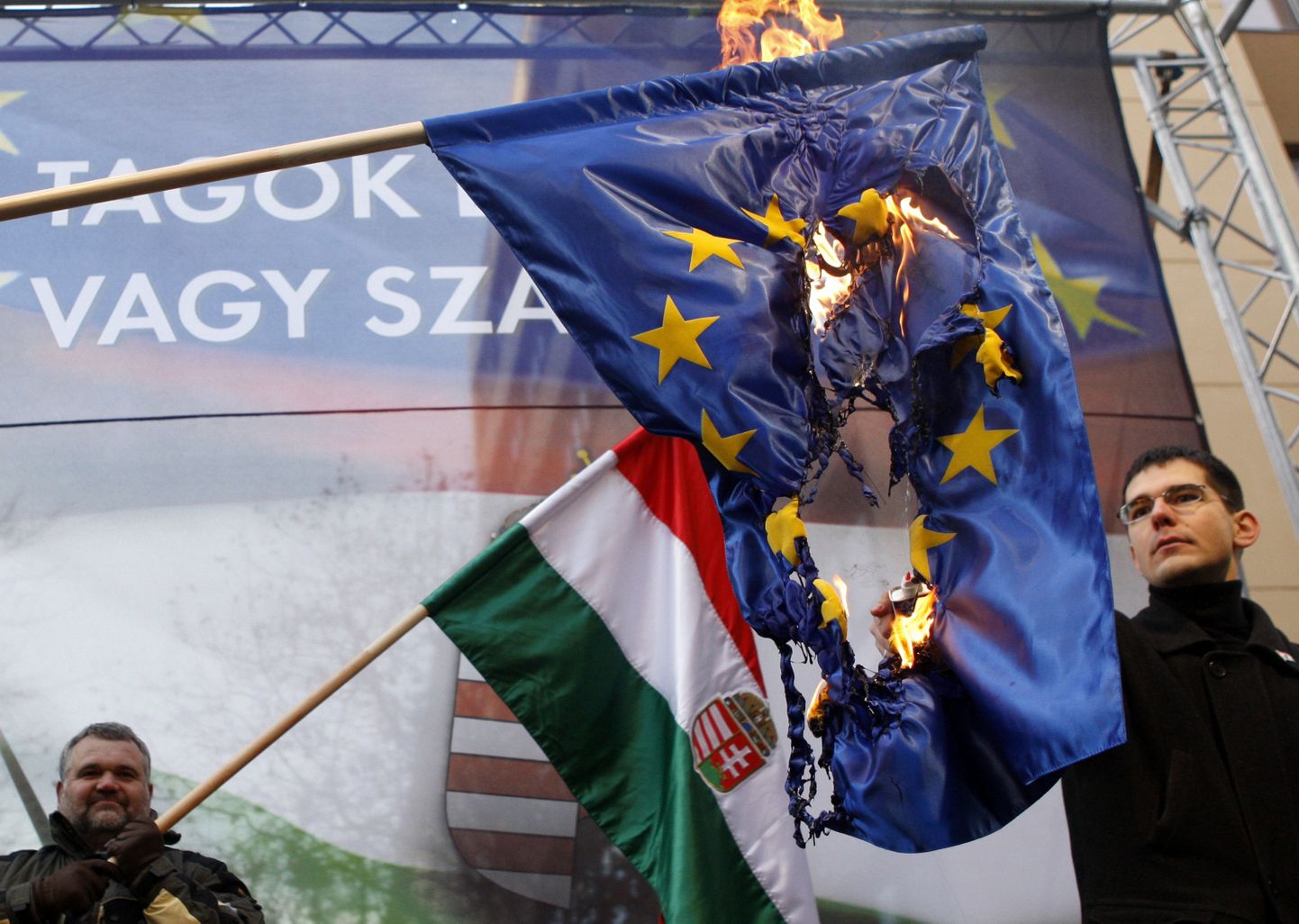 Ungari paremäärmusliku erakonna Jobbik liikmed põletavad Euroopa Liidu lippu.