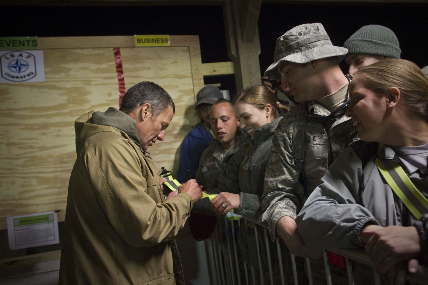 Lance Armstrong sõduritele autogramme jagamas