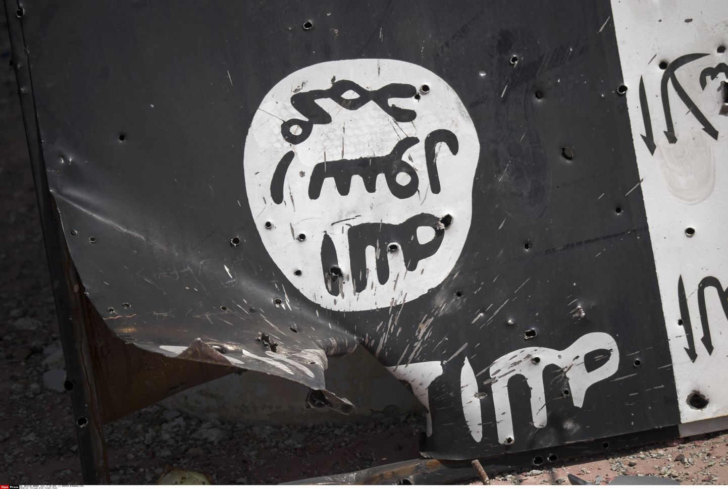 Lõhutud ISISe lipp.