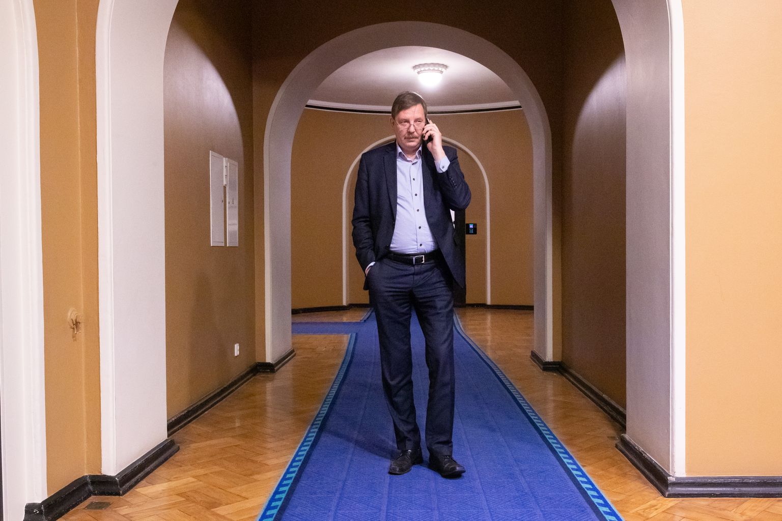Mart Helme tekitatud järjekordse kriisi järgne sagin Riigikogus. Pildil Taavi Aas. Pil ton tehtud 19. oktoobril 2020.