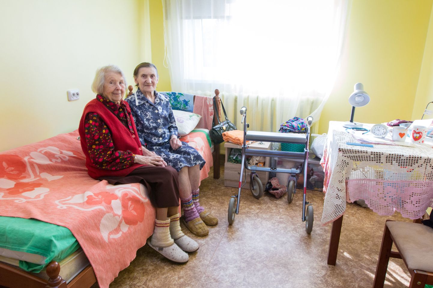 Toanaabrid, 85aastane Veera Kotka (paremal) ja 92aastane Armilde-Marie Reisenbuk on Sangaste tervisemaja elu-oluga väga rahul. Memmede sõnul on söök maitsev, toad hubased ning personal hoolitsev ja lahke.