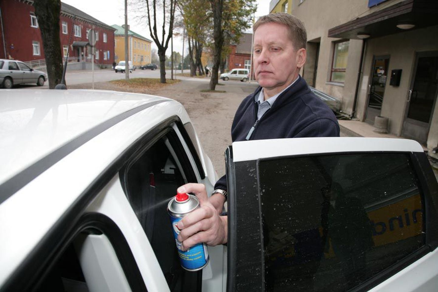 CarStop Paide esinduse juhataja Heiki Pillesson annab nõu, et talve jooksul  tasub uksetihendeid silikoonõliga pihustada paar-kolm korda. See tagab, et autoukse saab kergemalt lahti ka krõbekülmadel ilmadel.