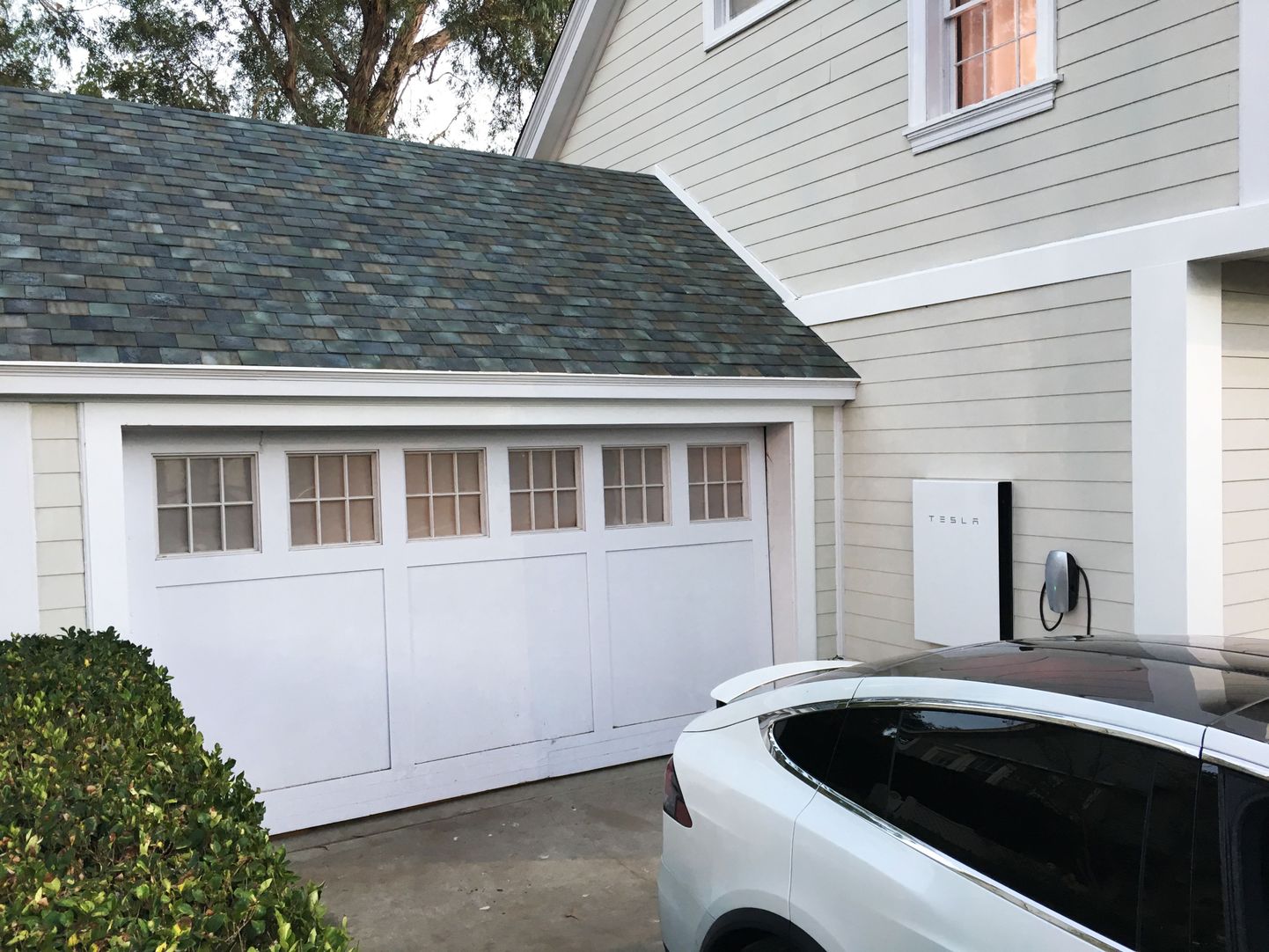 Tesla esitles möödunud nädalal kolmest osast koosnevat süsteemi – Tesla elektriautot saab laadida Tesla katusest saadava elektriga, mis on salvestatud majja paigaldatud Tesla akupanka.