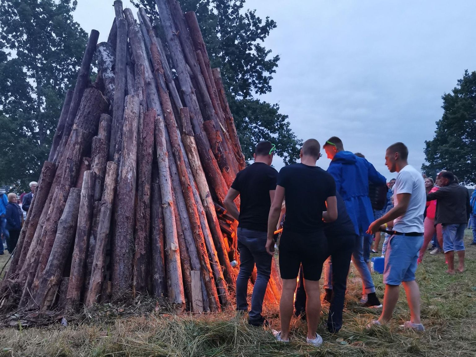 Setod süütasid laupäeval Treski külaplatsil jaanitule.