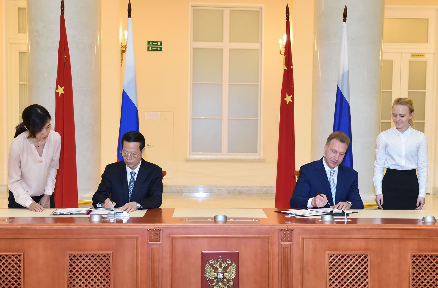 Hiina asepeaminister Zhang Gaoli (vasakul istumas)ja Vene asepeaminister Igor Shuvalov.