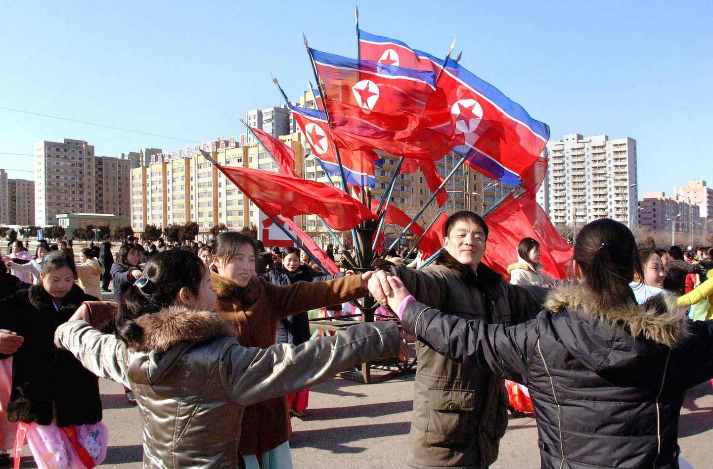 Põhja-Korea noored 16. veebruaril Pyongyangis riigijuhi Kim Jong Ili sünnipäeva tähistamas.