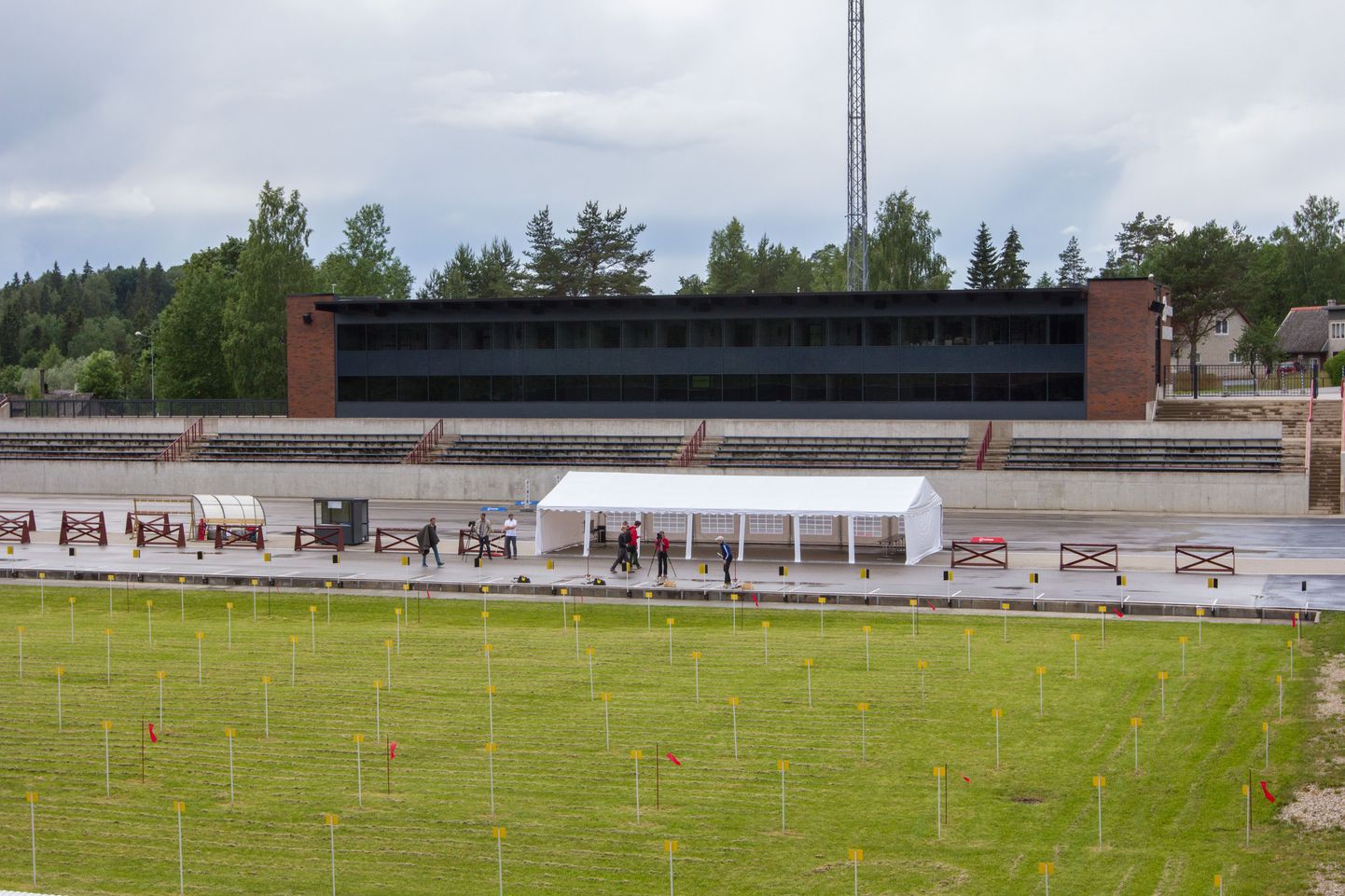 Tehvandi staadionihoonega arhitektuuriliselt harmoneeruv biatlonikeskus on mõeldud eelkõige võistluskeskuseks.