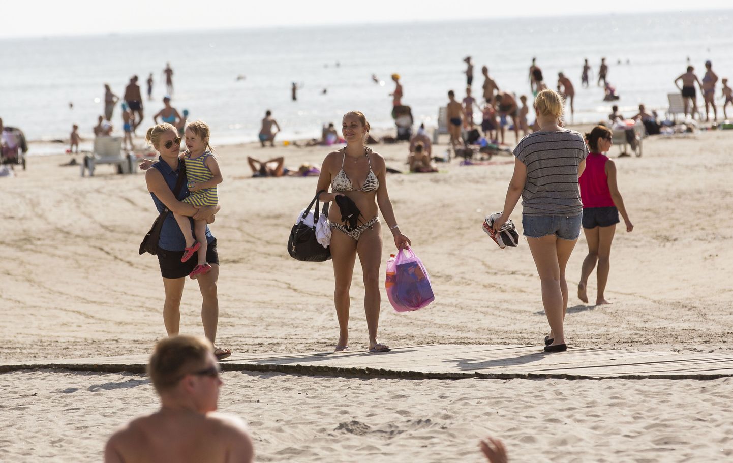 Pärnu rand 2014 - kaunid naised, vesipiibud ja rannavolle