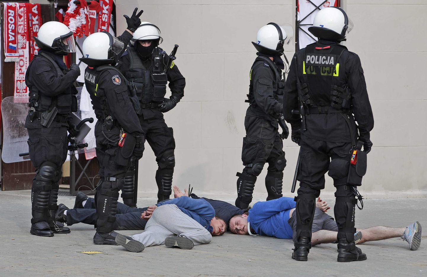 Poola politseinikud 2012. aasta suvel vahistatud jalgpallihuligaanidega.