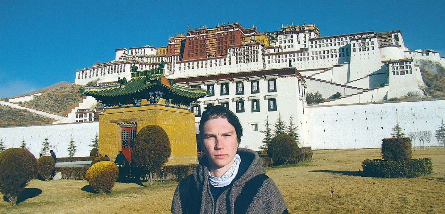 «Himaalaja juttude» autor Roy Strider Lhasas Tiibeti ühe sümboli, Potala palee ees.