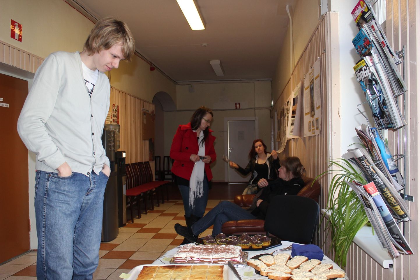 Pärnu täiskasvanute gümnaasiumi heategevusüritusel "Kevadmaitse" kogutud raha läheb õpilaste stipendiumifondi. Pildil 10. klassi õpilased.