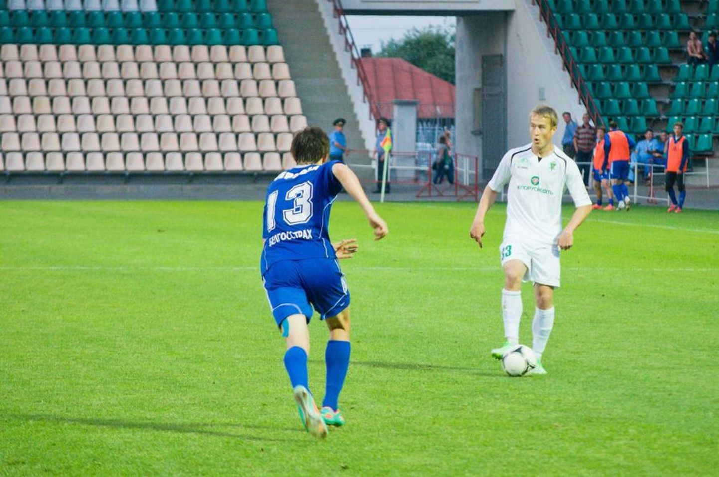 Андрей Сидоренков ( в белой форме) в матче за "Гомель".