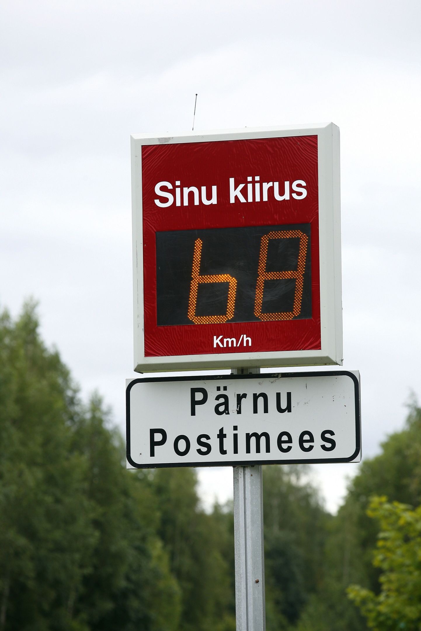 Maanteeamet paigaldas Tihemetsa alevikku kiirustabloo. Pildil asuv kiirustabloo asub Pärnu linna piiril.