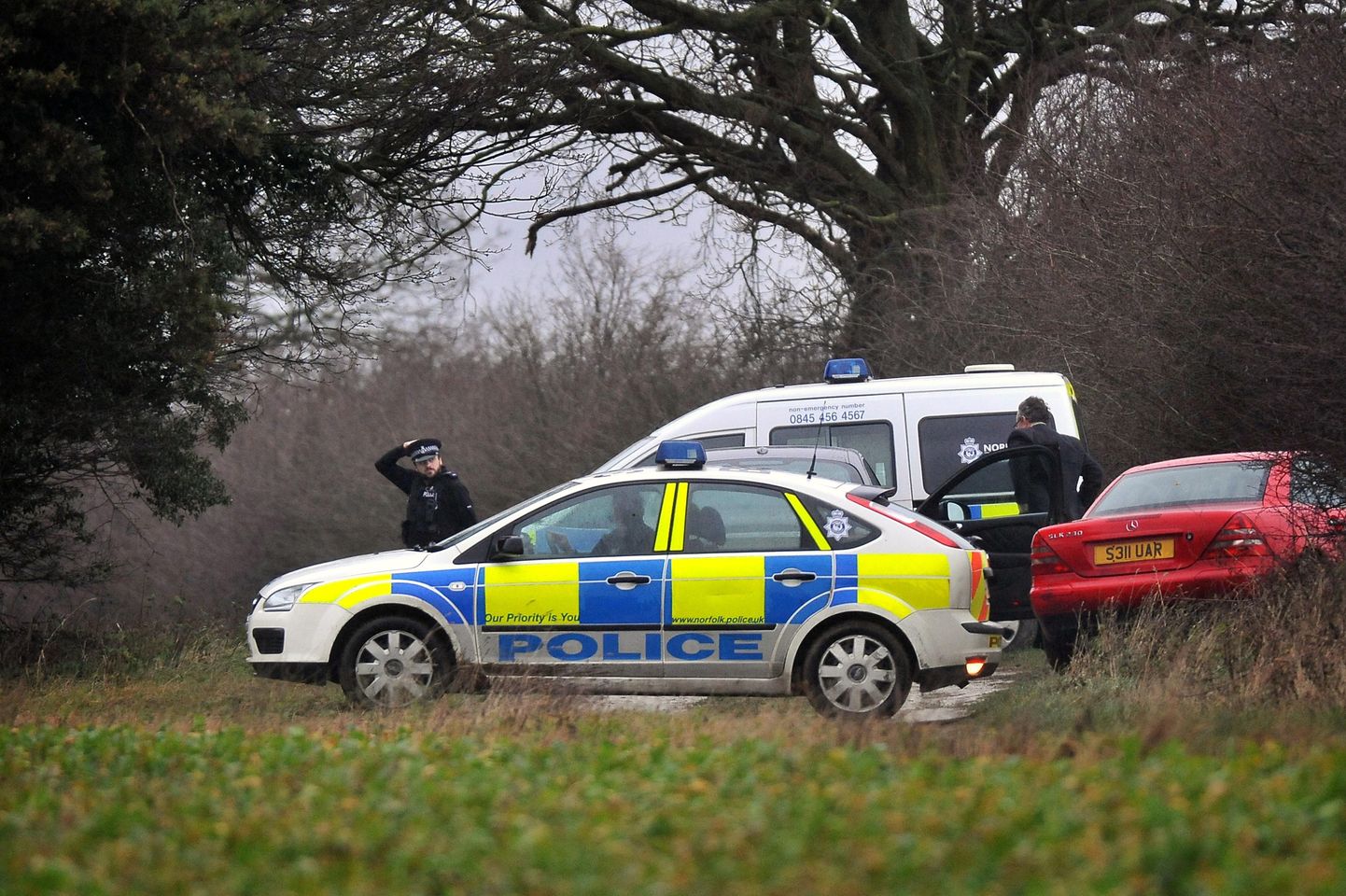 Briti politseinikud Norfolki krahvkonnas, kus kuninganna Sandringhami maavalduse lähistelt leiti inimjäänused.