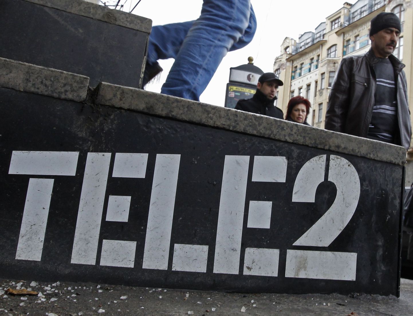 Inimesed mööduvad Tele2 müügikontorist Peterburis.