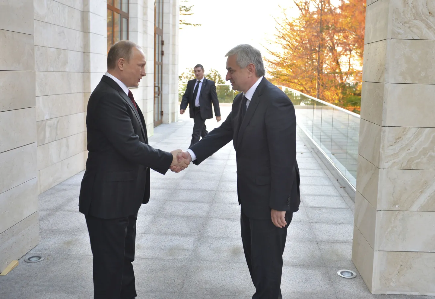 Venemaa president Vladimir Putin võõrustas täna Sotšis Gruusia okupeeritud piirkonna Abhaasia presidenti Raul Hadžimbat.