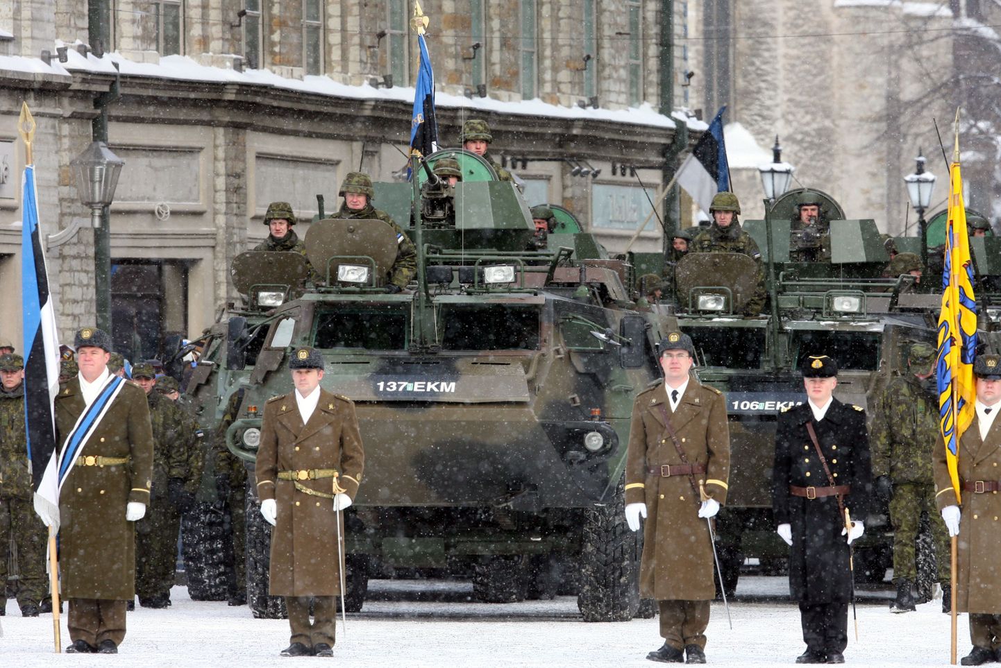 Kaitseväe paraad Tallinna vabaduse väljakul.