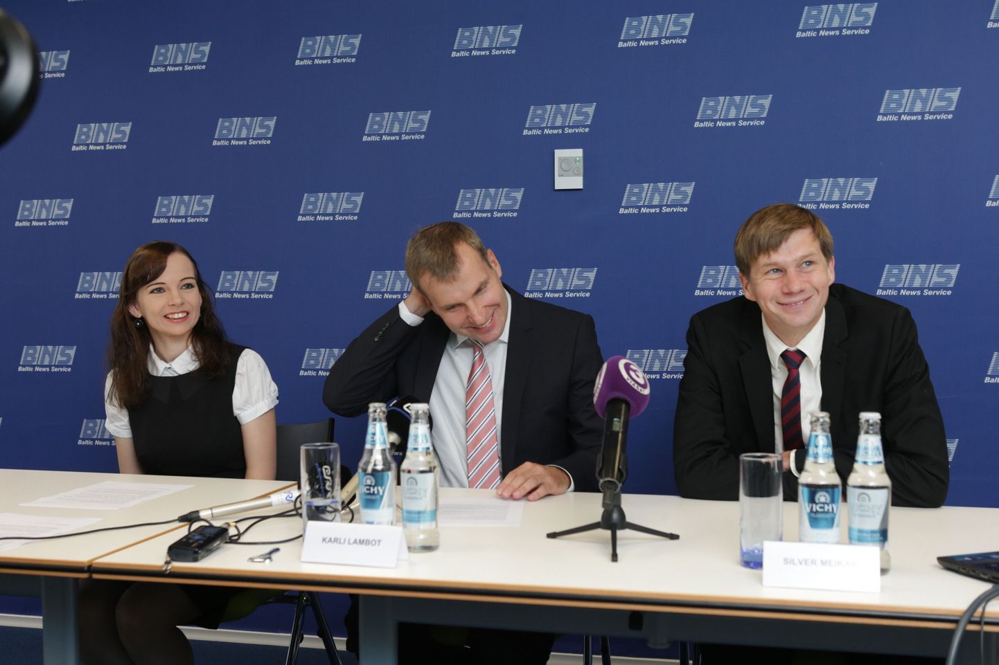 Vaba Tallinna Kodaniku kandidaadid Brit Kerbo, Karli Lambot ja Silver Meikar pressikonverentsil.