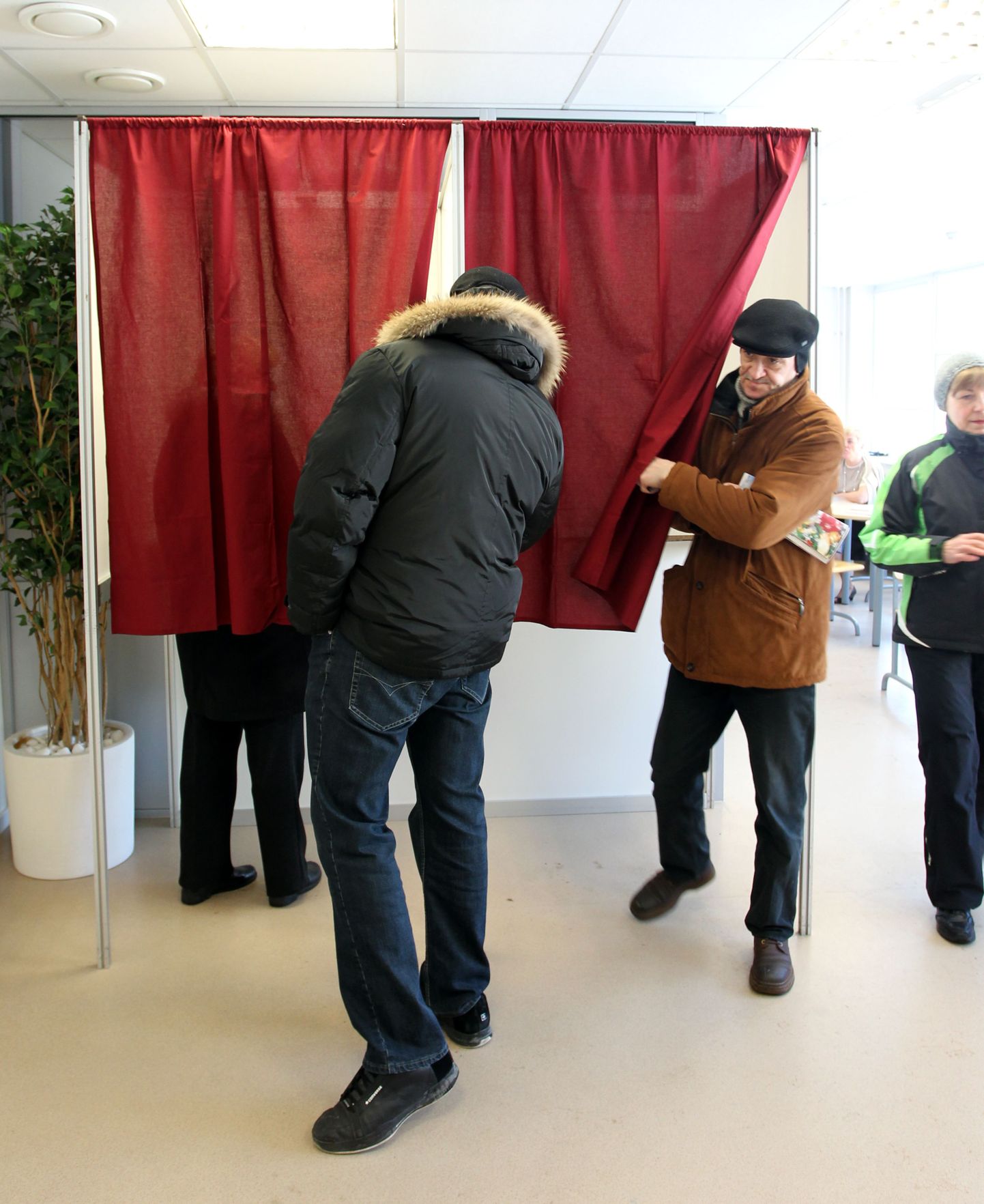 Голосование на избирательном участке на улице Линнамяэ, 10 в Таллинне.
