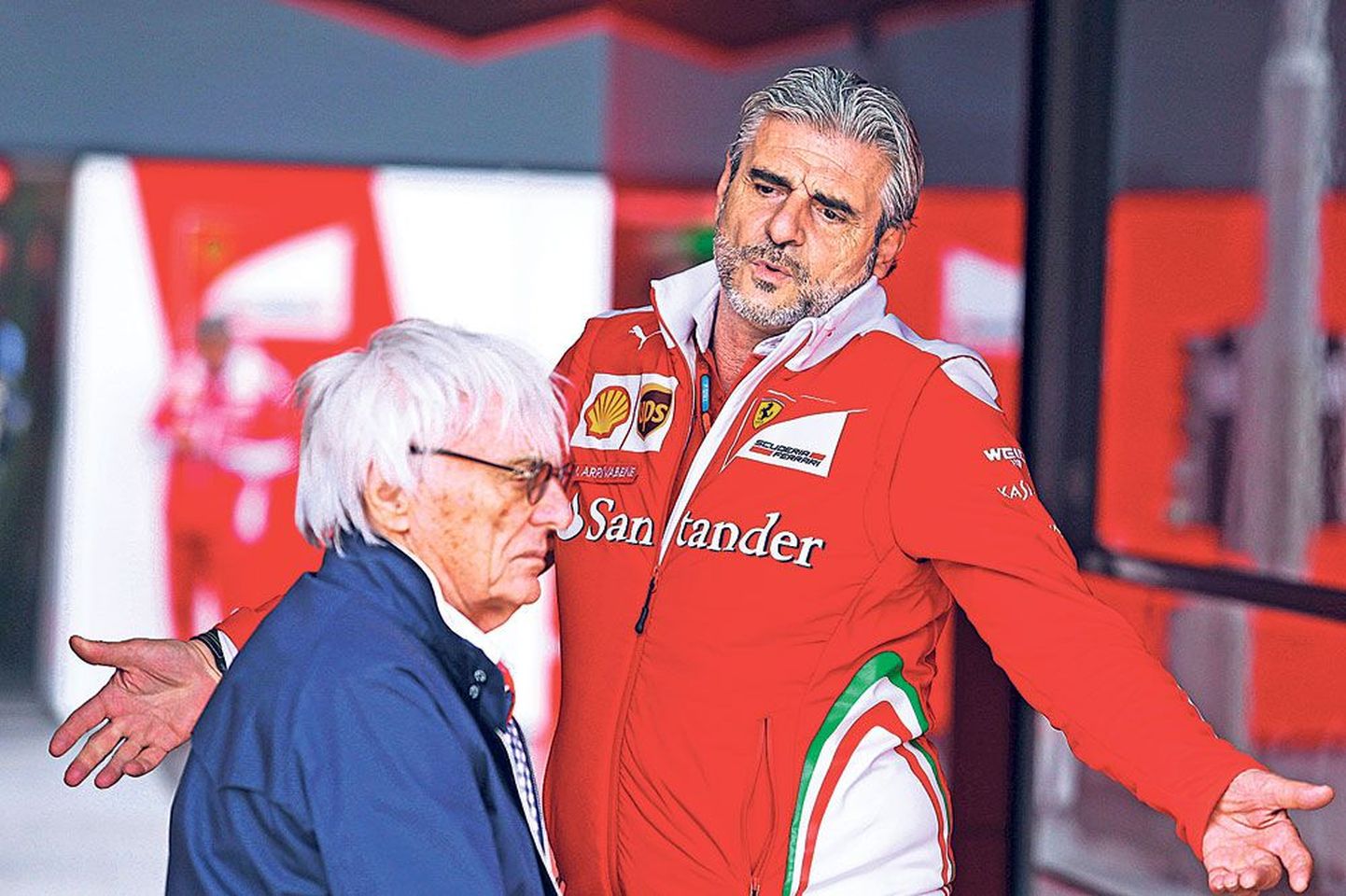 У руководителей участвующих в гонках Формула-1 компаний во главе с Маурицио Арривабене (справа), боссом Ferrari, имеется много вопросов. Ответы на них должен дать президент Формулы-1 Берни Экклстоун (на переднем плане).