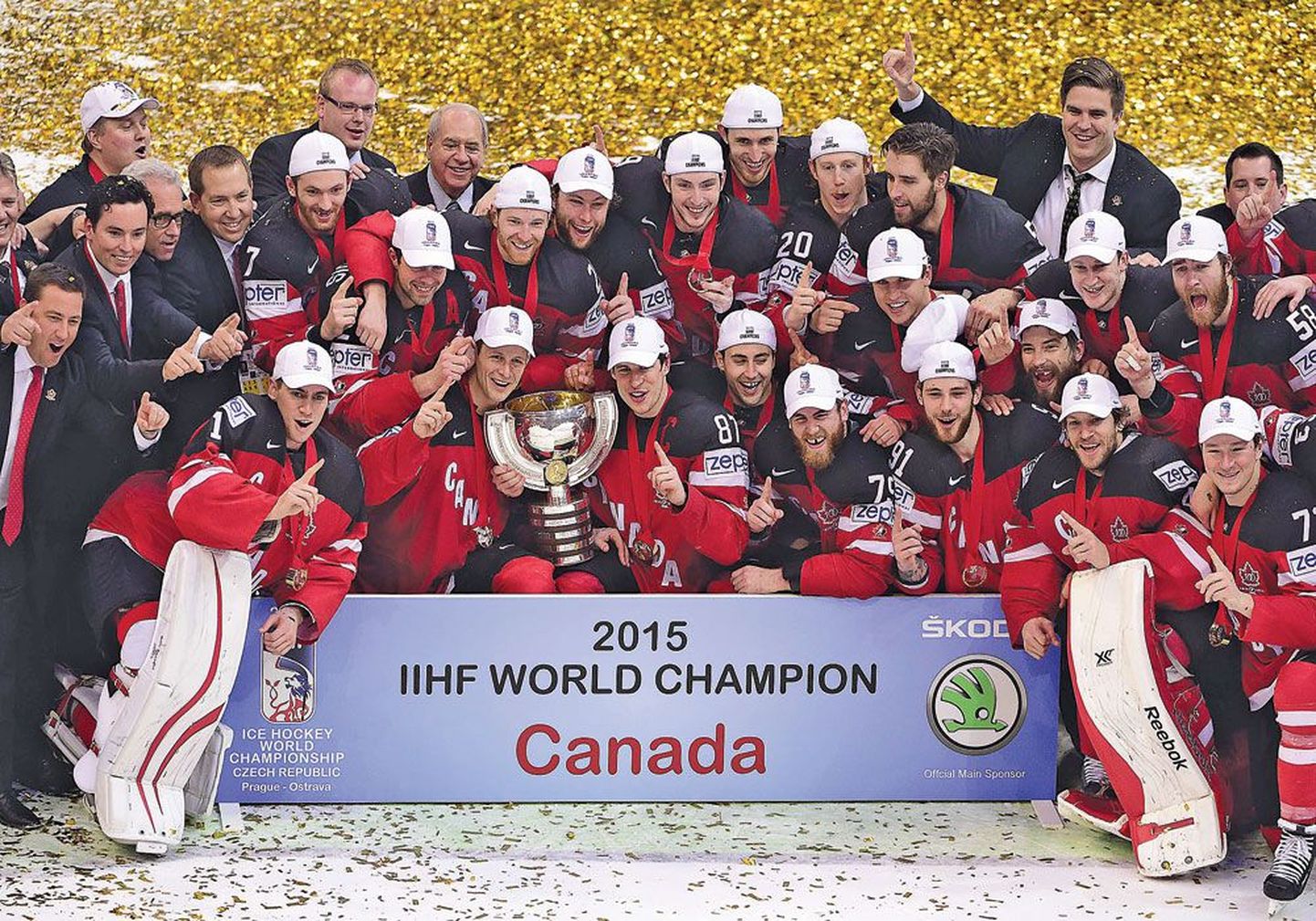 Сборная Канады по хоккею празднует победу на чемпионате мира в Праге.