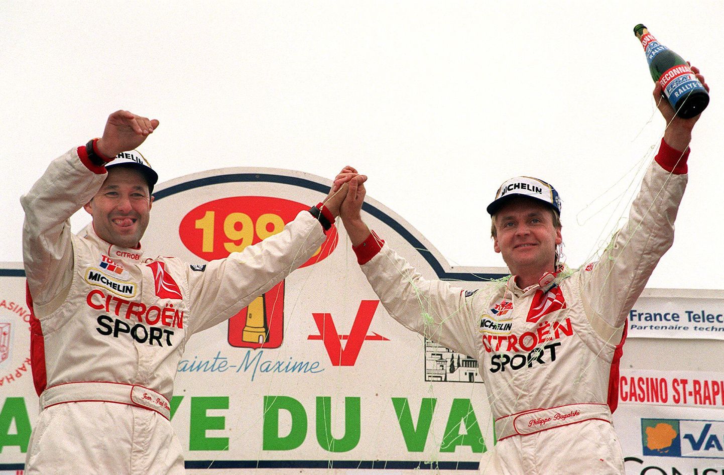 Philippe Bugalski (paremal) ja Jean-Paul Chiaroni tähistavad Korsika ralli võitu