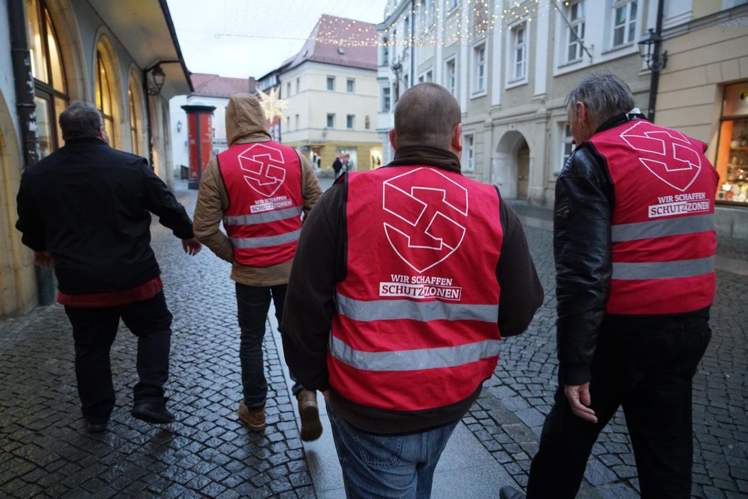 Saksamaa Rahvusdemokraatliku Partei (NPD) punastes vestides liikmed Ambergis.