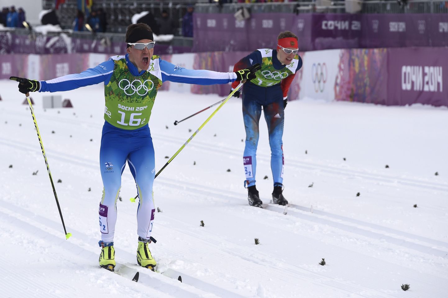 Финский лыжник финиширует в командном спринте. Россиянин Никита Крюков делает это вторым.